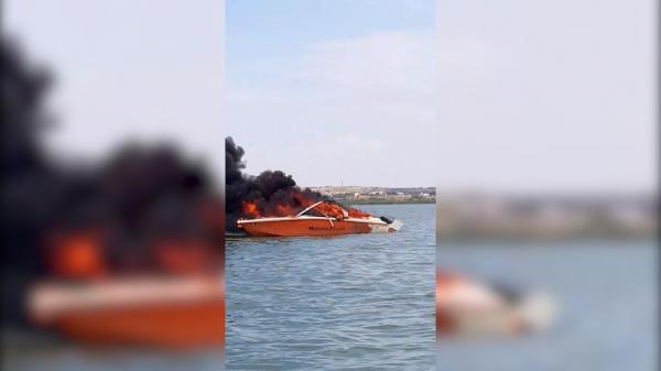 Barcă în flăcări pe lacul Siutghiol. Ambarcațiunea a fost stinsă cu ajutorul valurilor făcute de jet ski-uri