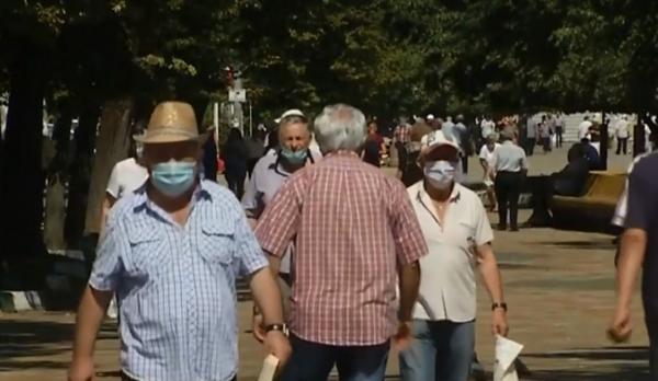 Masca de protecţie a devenit obligatorie şi în aer liber, în Argeş