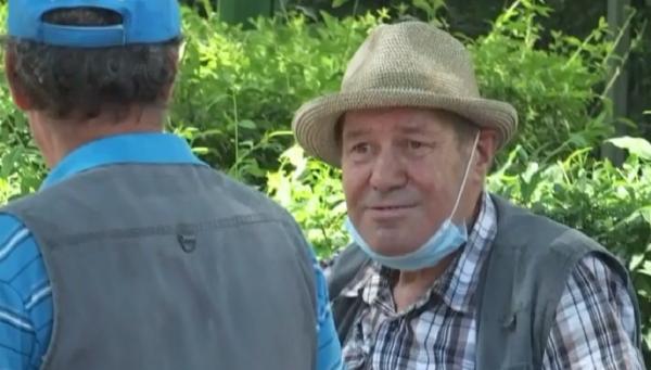 Obligativitatea purtării măștii în spațiile deschise stârnește nemulțumiri: "Știţi ce mai lipseşte? Să ne plimbe şi în lesă că botniţă ne-au pus"