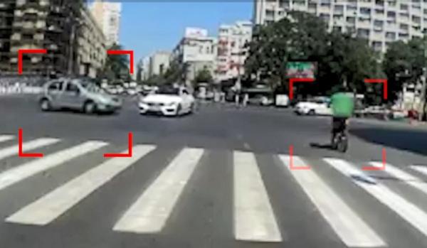 O manevră periculoasă a unui șofer a fost aproape să ducă la producerea unei tragedii în București (Video)
