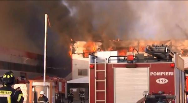 Incendiu puternic în Bragadiru. Un depozit a fost mistuit de flăcări