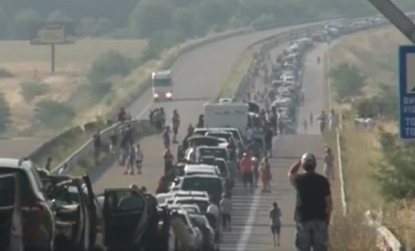 Turiști români nevoiți să repete testul COVID-19, la intrarea în Grecia