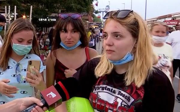 Turiștii de pe litoral au lansat moda "masca pe cot". Petrecăreții, neimpresionați de SARS-CoV-2