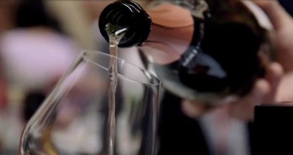 Francezii vor să transforme vinul nevândut în soluţii dezinfectante sau gel de mâini