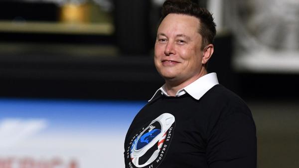 SpaceX scrie istorie. Elon Musk se pregăteşte să trimită pe orbită turişti
