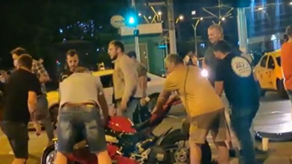 Motociclist spulberat de un șofer cu volan pe dreapta, în București