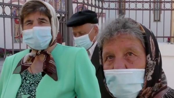 Masca, accesoriu obligatoriu și în curtea bisericilor