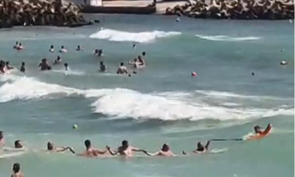 Turiștii au format un lanț uman pentru a ajuta trei salvamari intrați în apă, la Eforie Nord, după un bărbat aflat sub influența alcoolului (Video)