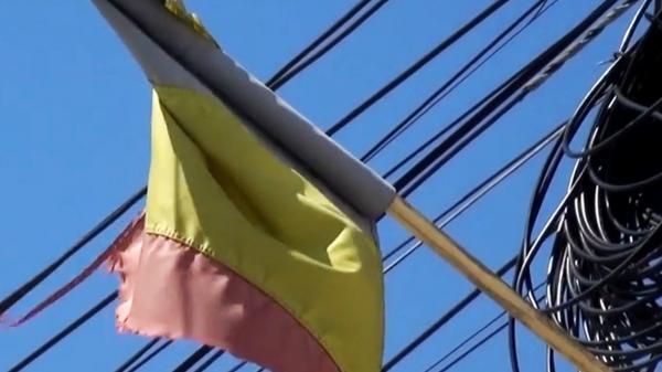 Simboluri naționale, ignorate de autorități. Steagurile din comuna Josenii Bârgăului sunt distruse