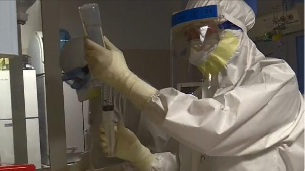 Creșterea numărului de infectări cu noul coronavirus, pusă pe seama agresivității tot mai mari a virusului