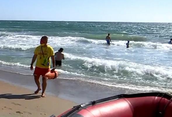 Adolescentă luată de ape, salvată de salvamari cu caiacul, la Constanța (Video)