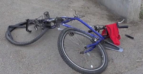 Trei adolescenţi pe biciclete au fost loviți de un șofer, în Argeș