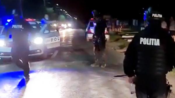 Polițiști tăiați cu coasa în Dâmbovița, scandal oprit cu arma