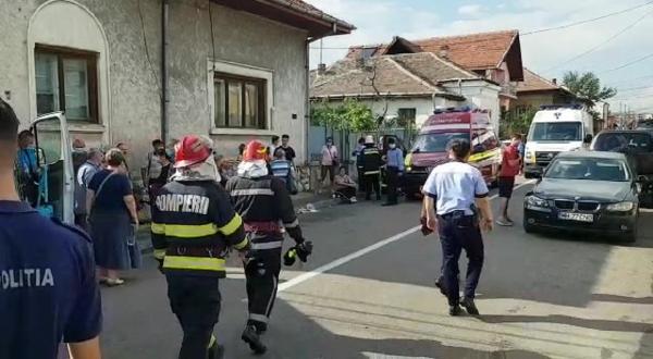 Impact între un microbuz cu turişti şi un autoturism, după ce şoferul microbuzului a ignorat indicatorul de oprire (Video)