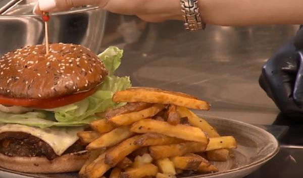 Rețetă inedită de mici cu înghețată de muștar și burger cu zacuscă