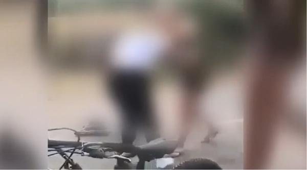 Două eleve din Dâmbovița s-au bătut ca în filme, pentru un băiat (Video)