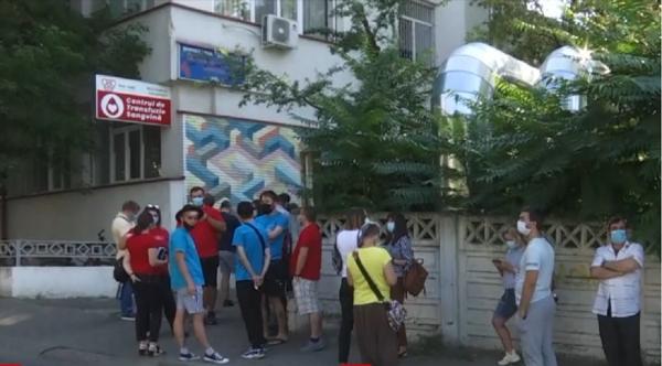 Locuitorii din Iași s-au înghesuit să doneze sânge, după ce au auzit că se oferă bonusuri (Video)