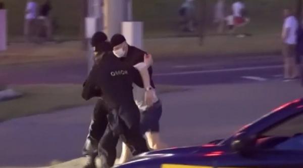 Oamenii arestaţi pentru că protestau la Belarus, mărturii teribile despre cum au fost torturaţi