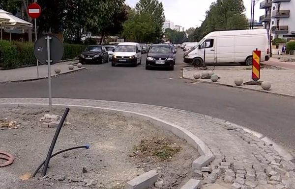 Sens giratoriu pe o stradă cu sens unic, în Eforie. Șoferii care vin de pe străzile laterale, obligați să vireze la dreapta