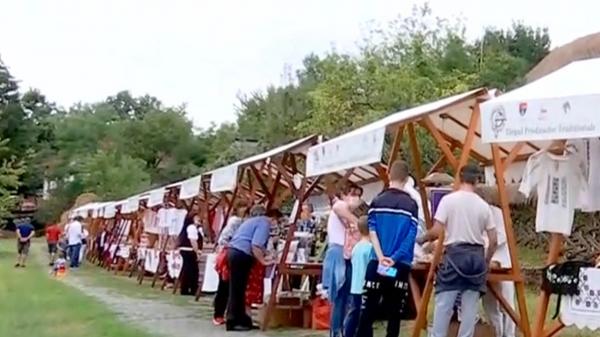 Târgul meşterilor populari din Baia Mare, vizitat de tot mai mulţi turişti