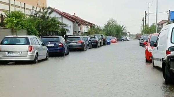 O ploaie de 30 de minute a făcut prăpăd în Timiş. Mai multe localităţi au fost inundate