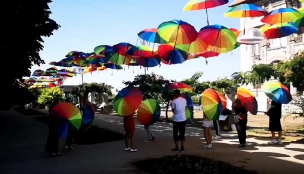 Curcubeu de umbrele în centrul istoric al Constanței