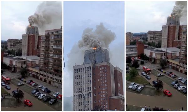 Incendiu la Primăria Reșița. Intervenția pompierilor este dificilă