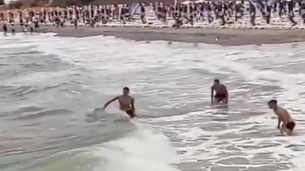 Un tânăr de 20 de ani a fost scos din mare la trei zile de când s-a înecat pe litoral