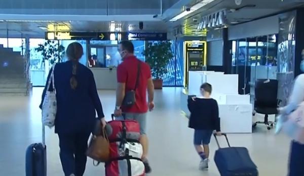 Români trimiși din vacanța în Spania direct în carantină: "Nu e normal să se dea legea noaptea"