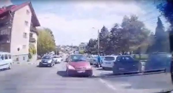 Șoferiță pe contrasens, în mașina cu volan pe dreapta: ”Abia am venit din Anglia. Am stricat ceva? (Video)