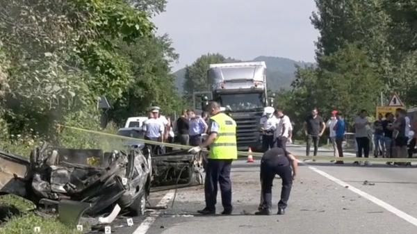 Maşină spulberată de un TIR pe o şosea din Mehedinţi. Un bărbat şi o femeie şi-au pierdut viaţa