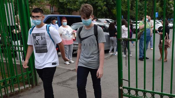 Doar jumătate din şcolile bucureştene pot chema elevii în bănci