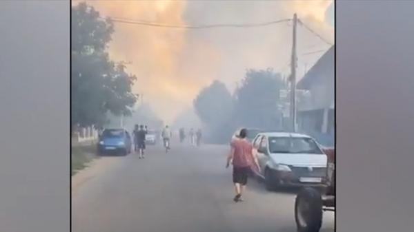 Imagini dramatice în Dâmboviţa. Un incendiu de vegetaţie a ajuns la casele localnicilor
