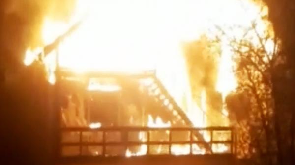 Familie la un pas de tragedie în Moeciu, după ce casa le-a fost cuprinsă de flăcări