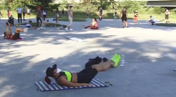 Scene inedite într-un parc din Piteşi, zeci de culturişti s-au adunat să-şi arate muşchii în semn de protest