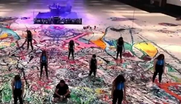 Un artist britanic a început munca la cea mai mare pictură din istorie