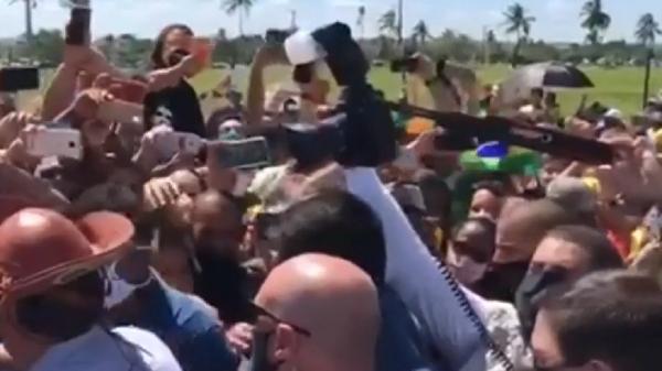 Preşedintele Braziliei a ridicat pe umeri un bărbat cu nanism, crezând că era un copil