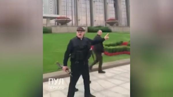 Preşedintele Belarus, cu Kalaşnikov-ul în mână, în ziua în care 200 de mii de protestatari i-au cerut demisia
