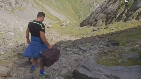 Turist surprins cu trolerul pe munte, de salvamontiştii din Argeş