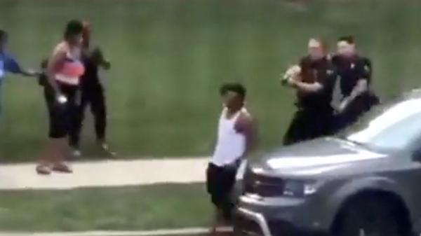 Bărbat de culoare a fost împuşcat în spate de poliţie, în mod repetat, în SUA