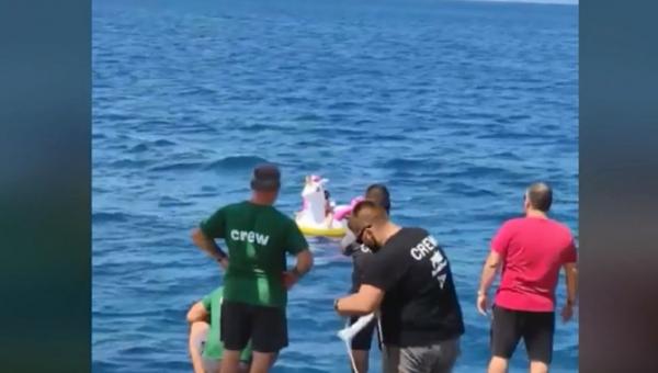 O fetiţă de aproximativ trei ani a dispărut pe apă, pe un unicorn gonflabil | Video