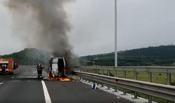 Un microbuz a luat foc în mers, pe A1. Şoferul a reuşit să oprească la timp