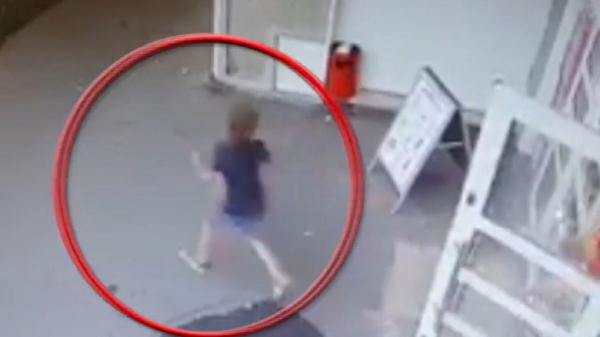 Situaţie revoltătoare în Iaşi. Un biciclist a lovit un copil și a plecat mai departe (Video)