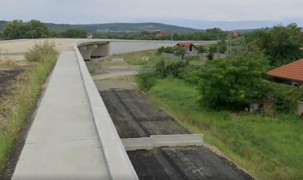 Șantier pustiu și năpădit de buruieni în Târgu Jiu. Centura de nici 20 de kilometri ar fi trebuit să fie gata de patru ani