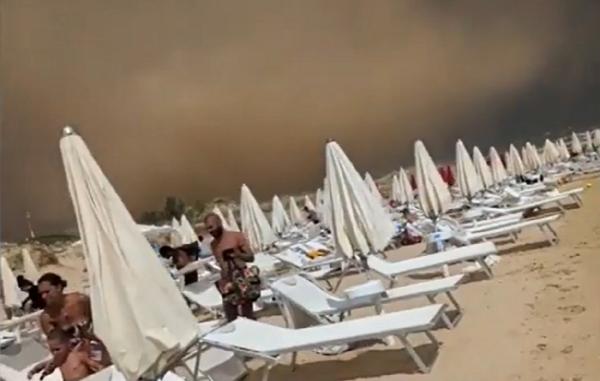 Momente de panică pe o plajă din Italia, după ce o tornadă s-a iscat din senin