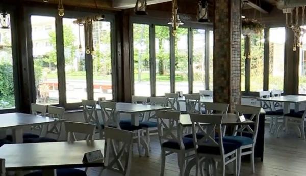 Noi reguli de distanţare de la 1 septembrie. Cu mască în restaurant, fără popcorn la film