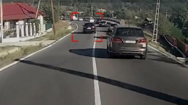 Un motociclist a filmat cursa nebună a ministrului Lucian Bode. Şoferul a forțat norocul la fiecare manevră! (Video)