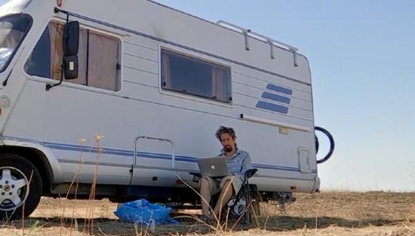 Angajații care pot lucra de la distanță și-au mutat birourile pe malul Mării Negre (Video)