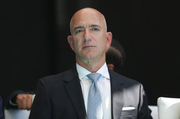 Cei mai bogați oameni din lume. Jeff Bezos şi-a sporit afacerea în pandemie