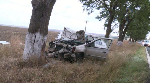 Femeie moartă după ce un tânăr de 20 ani s-a înfipt cu mașina într-un copac, în goana spre aeroport